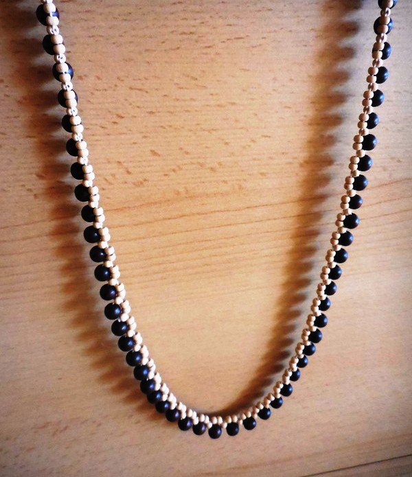 Halskette aus Holz