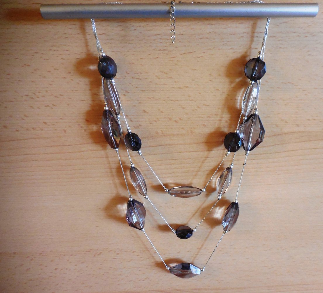 Attraktive Damen Halskette mit dekorativen Steinen