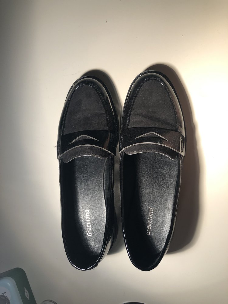 Bequeme schwarze Slipper 