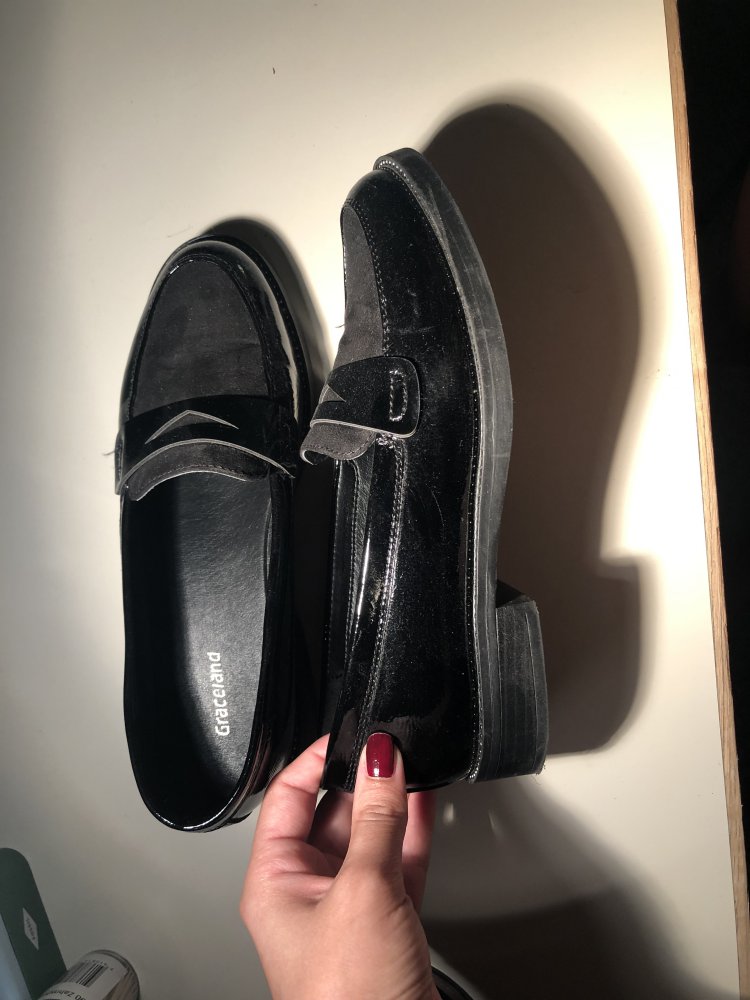 Bequeme schwarze Slipper 