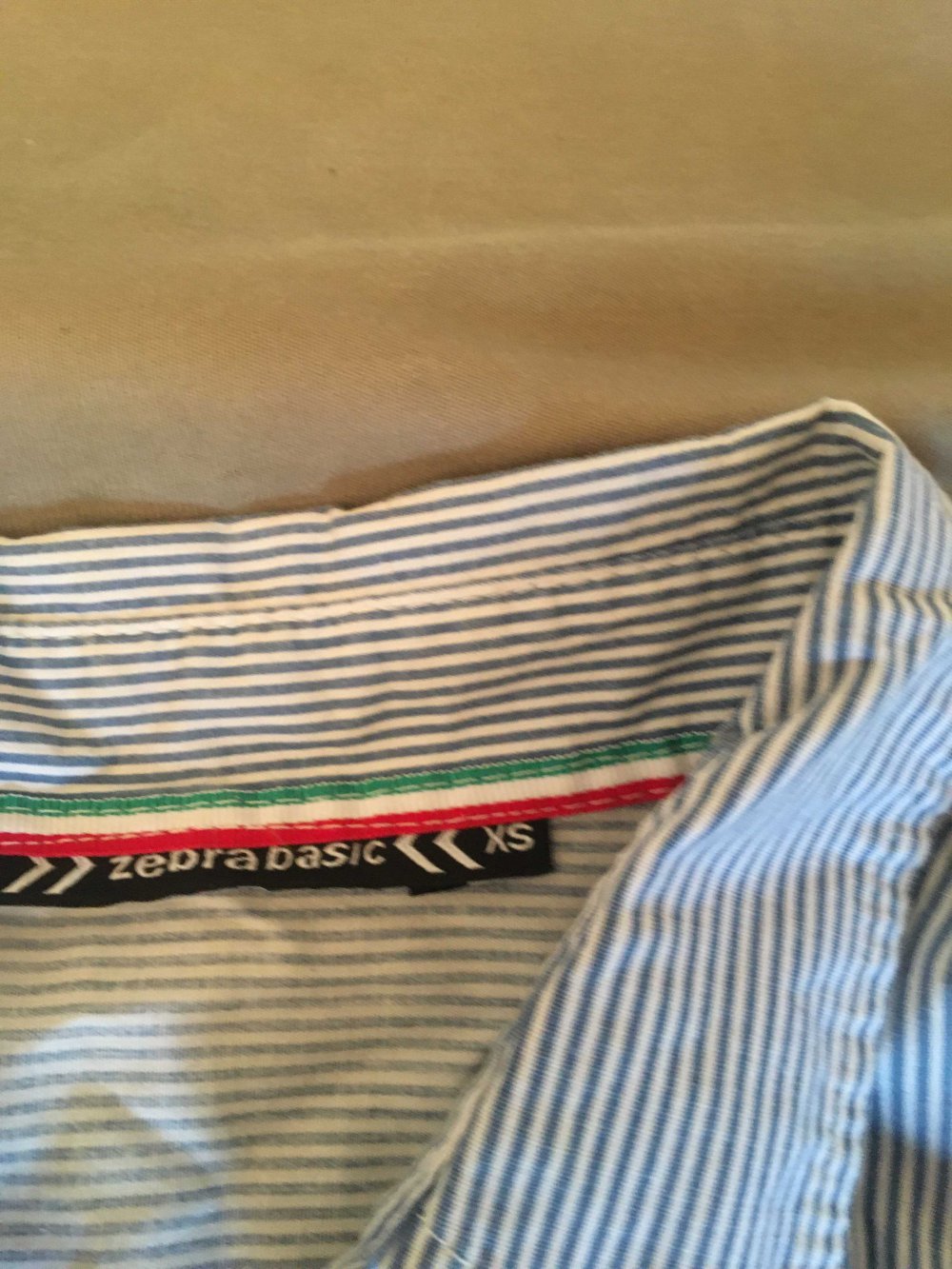 hellblaugestreifte Bluse