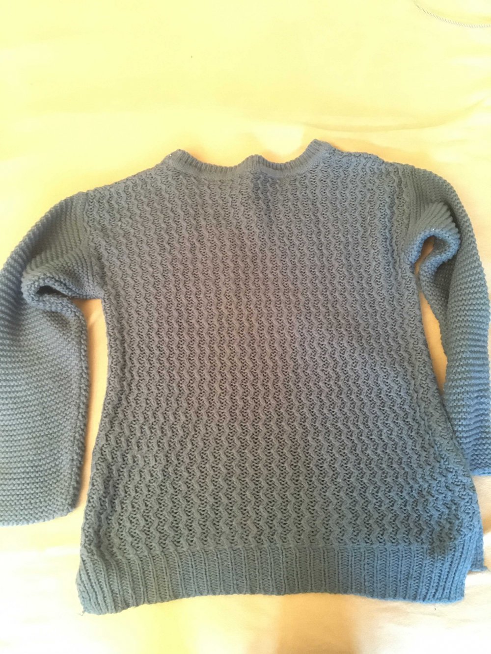 warmer blauer Strickpulover mit Sternennieten