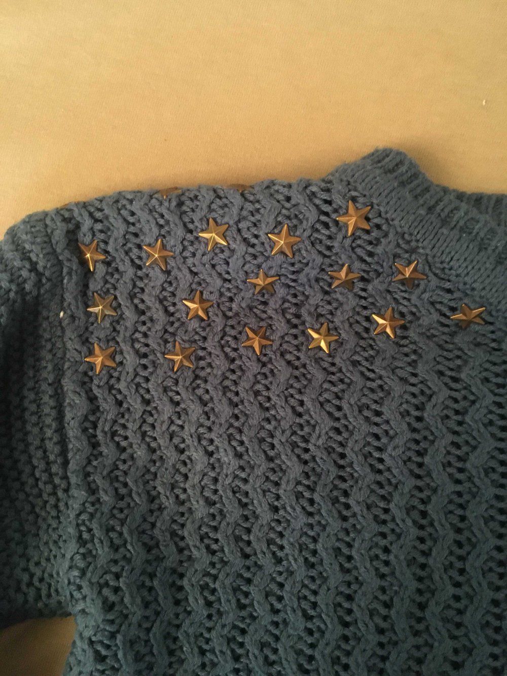 warmer blauer Strickpulover mit Sternennieten