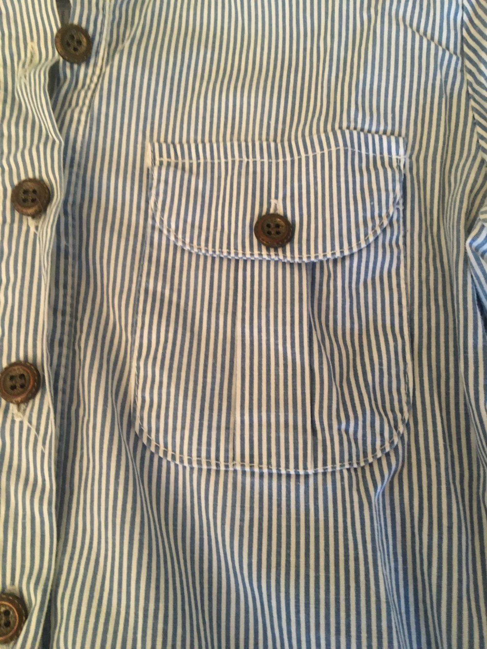 hellblaugestreifte Bluse