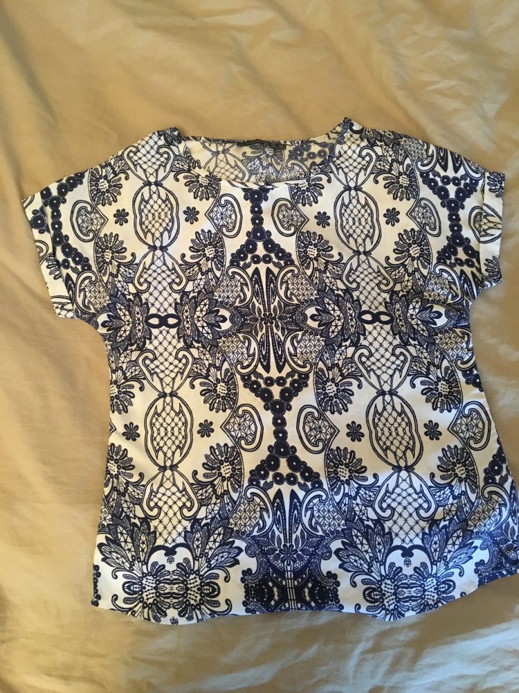 Weiss-blaues T-Shirt