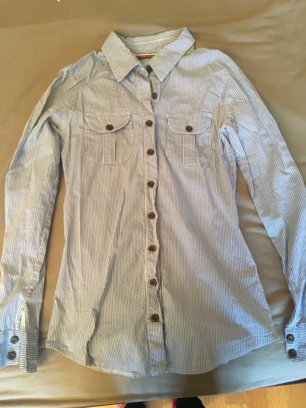 hellblaugestreifte Bluse