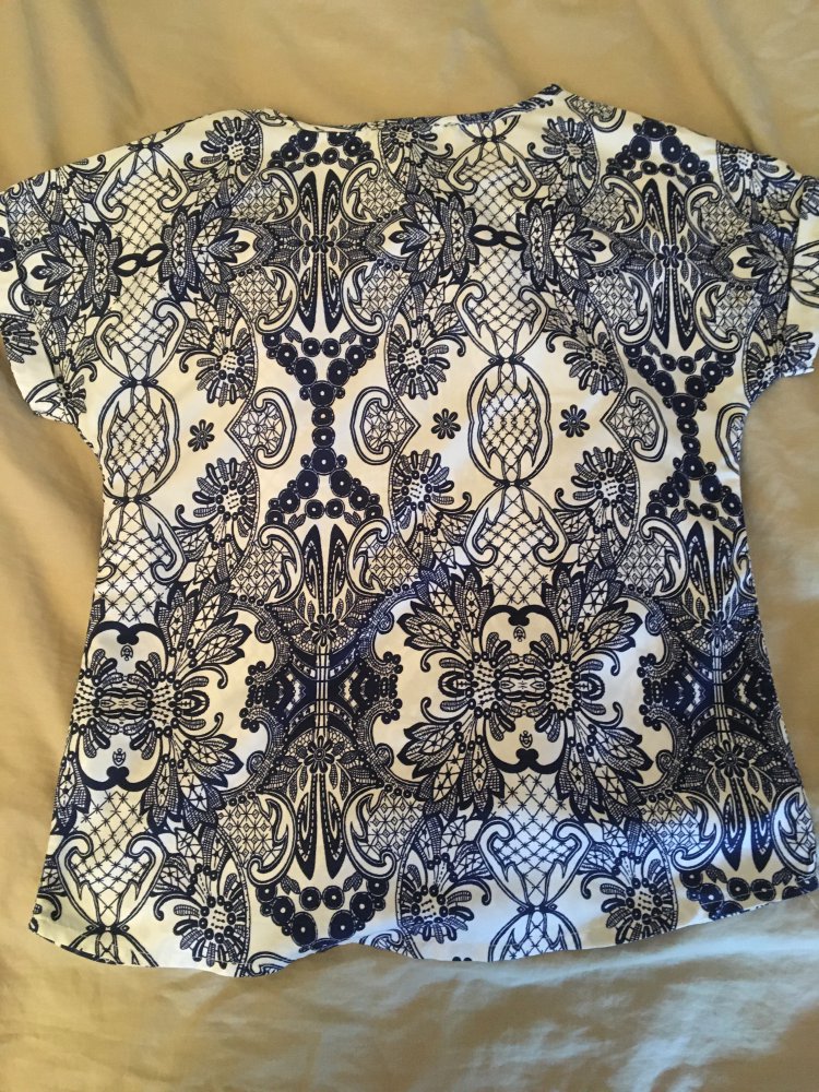 Weiss-blaues T-Shirt