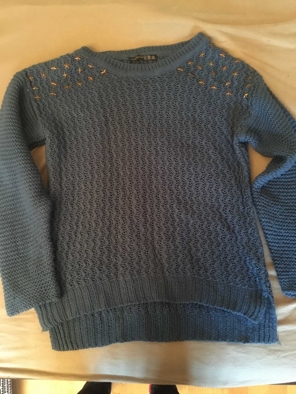warmer blauer Strickpulover mit Sternennieten
