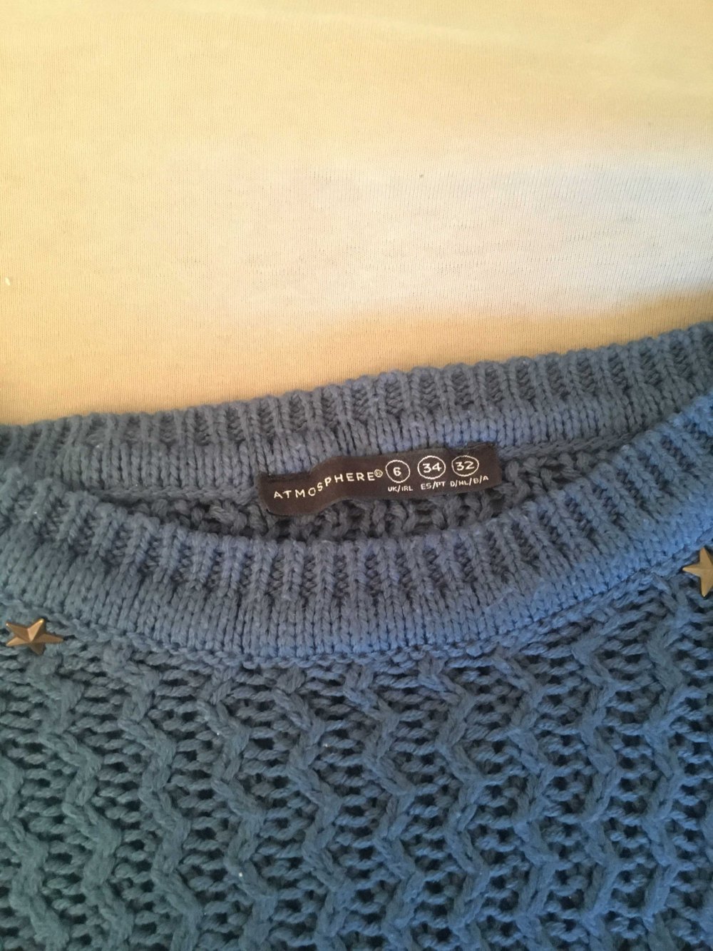 warmer blauer Strickpulover mit Sternennieten
