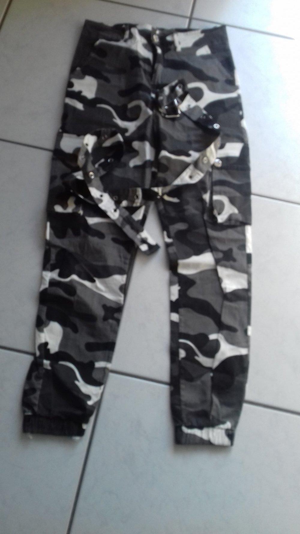 Hose Gr. M (38) € 6,--