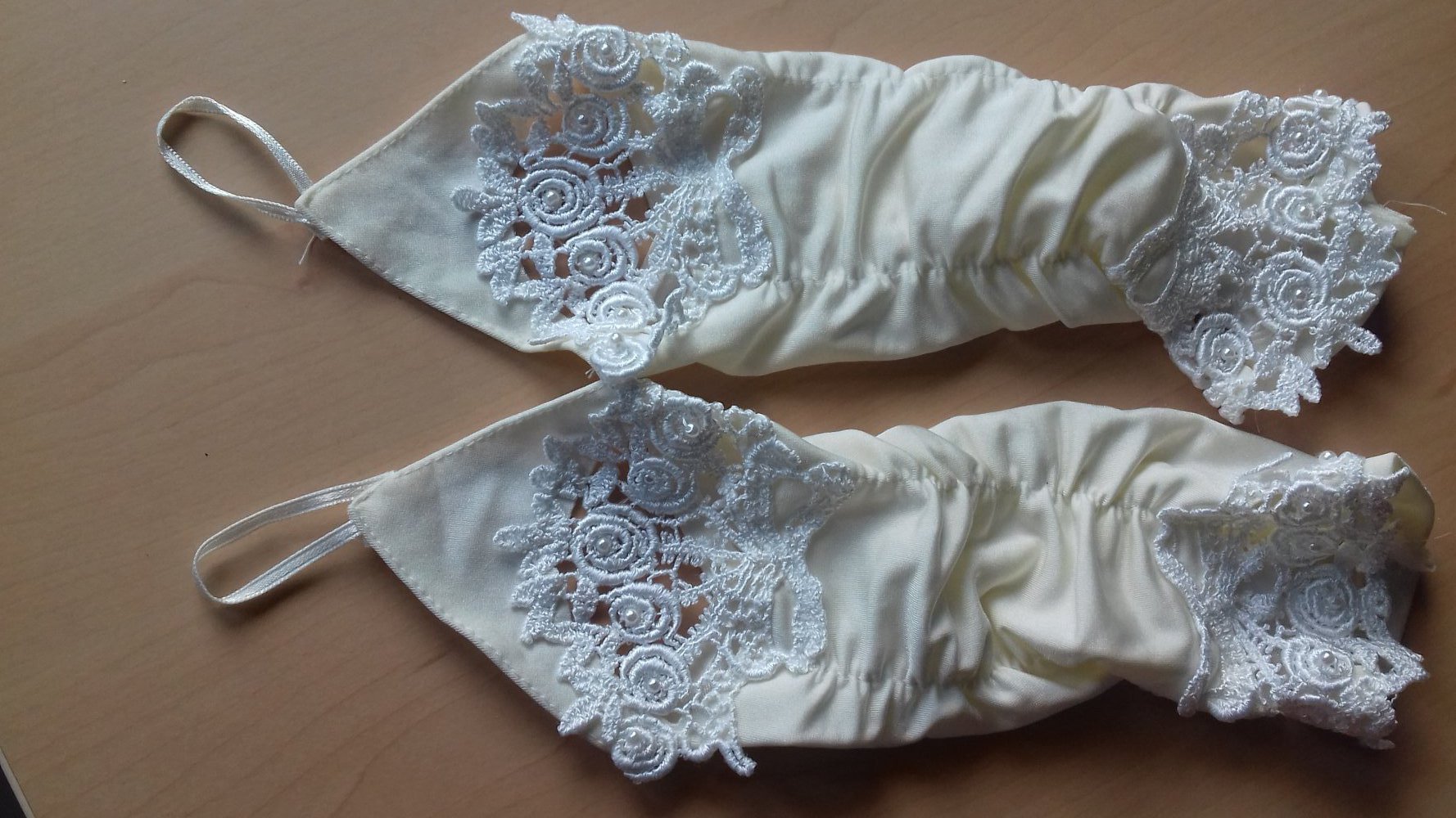 kurze cremefarbene Brauthandschuhe € 10,--