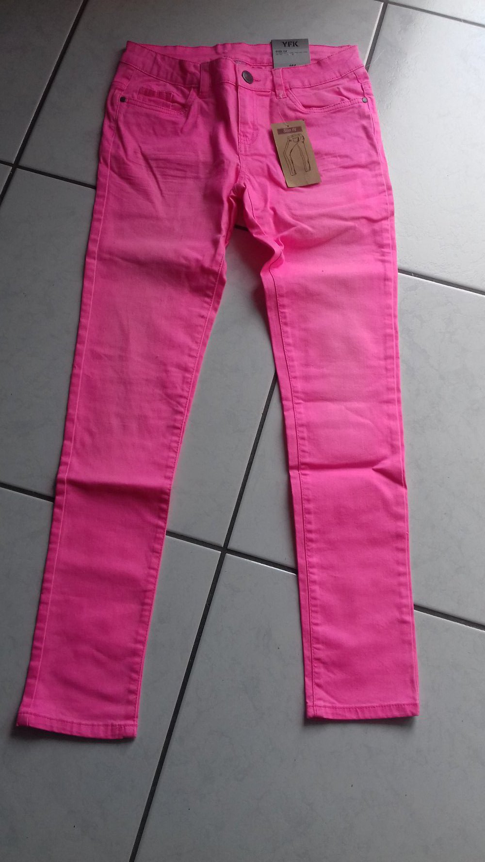 NEUE Strech Jeans in neonpink Gr. 164 von Y.F.K. für € 8,-- 
