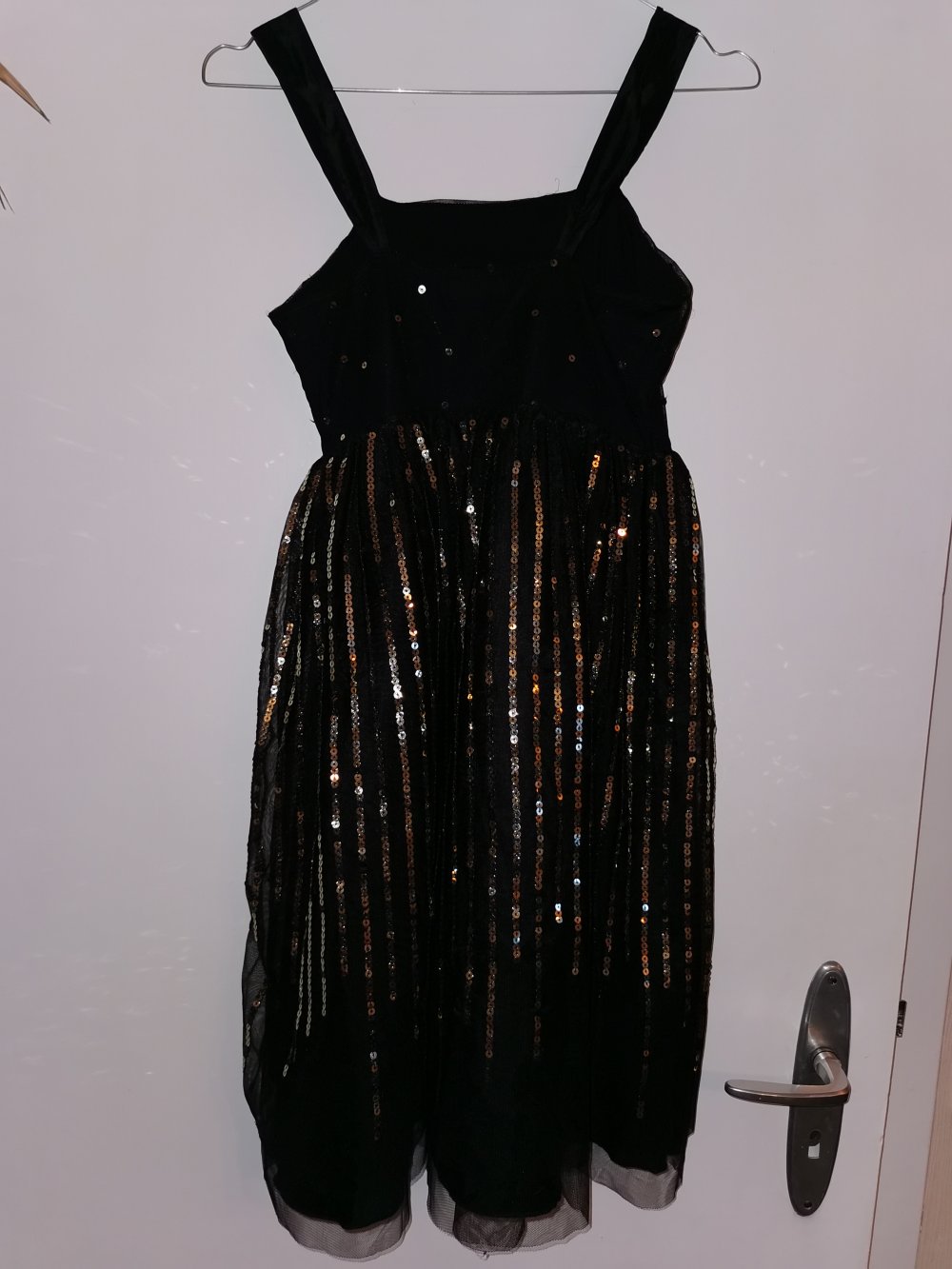 Schwarzes Kleid mit Pailletten Gr. 158/164