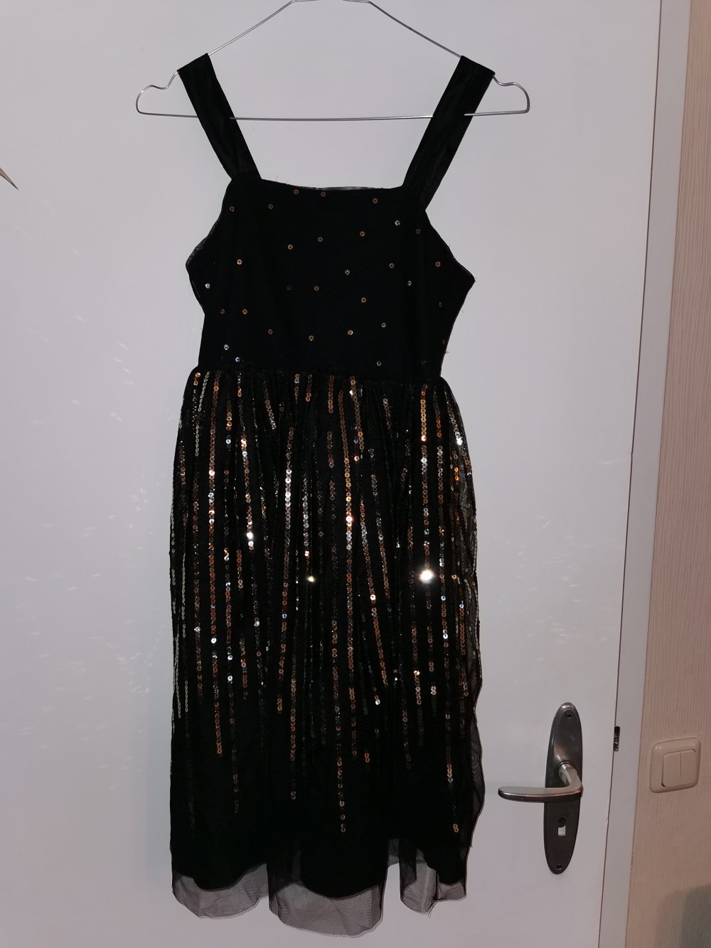 Schwarzes Kleid mit Pailletten Gr. 158/164