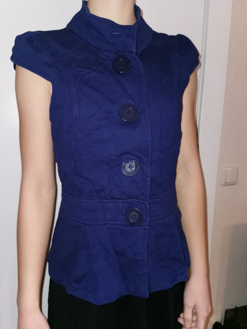 blaue Weste mit großen Knöpfen