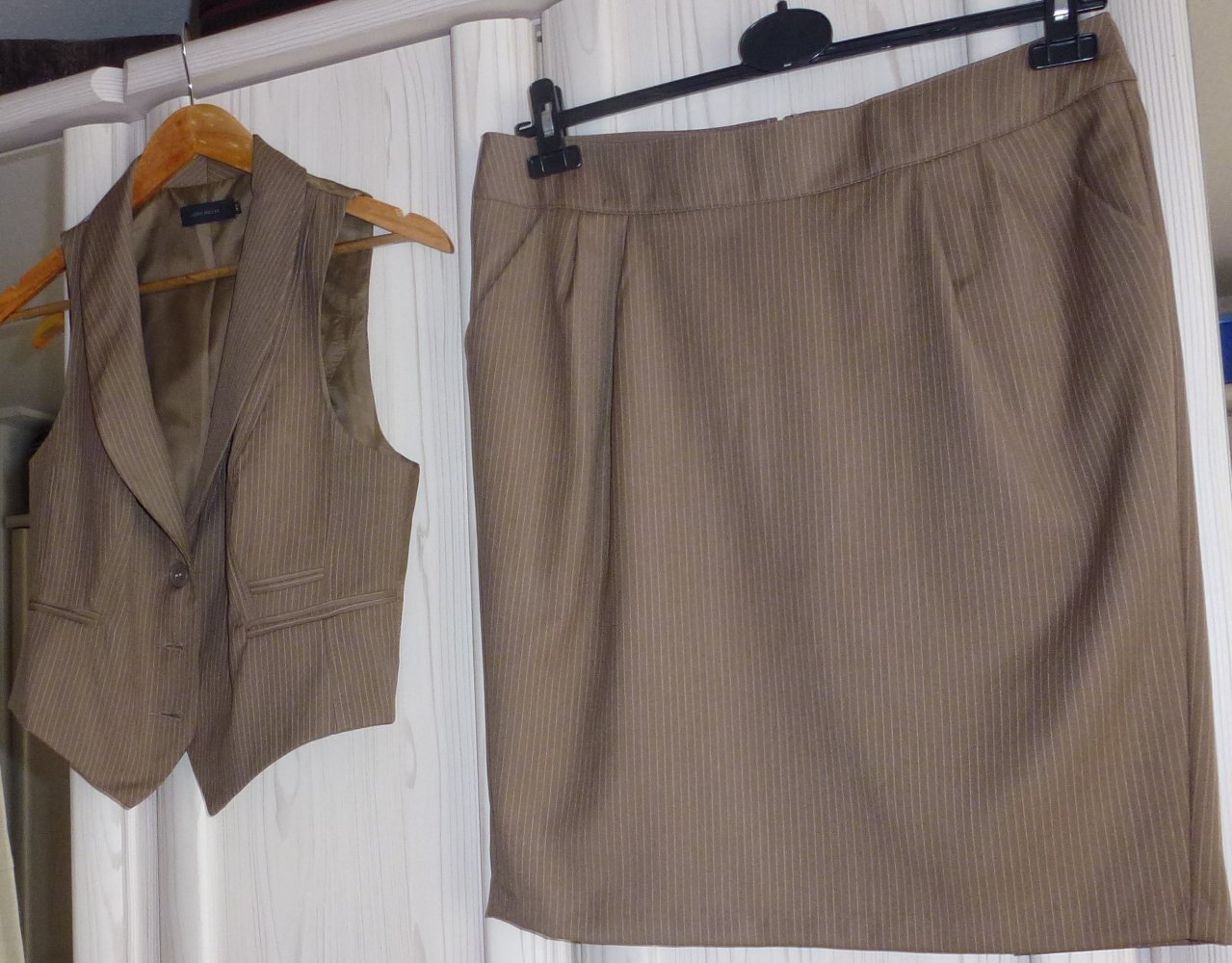 Kostüm - 3teilig braun mit dünnen Streifen Marke: Vera Moda Größe: 42