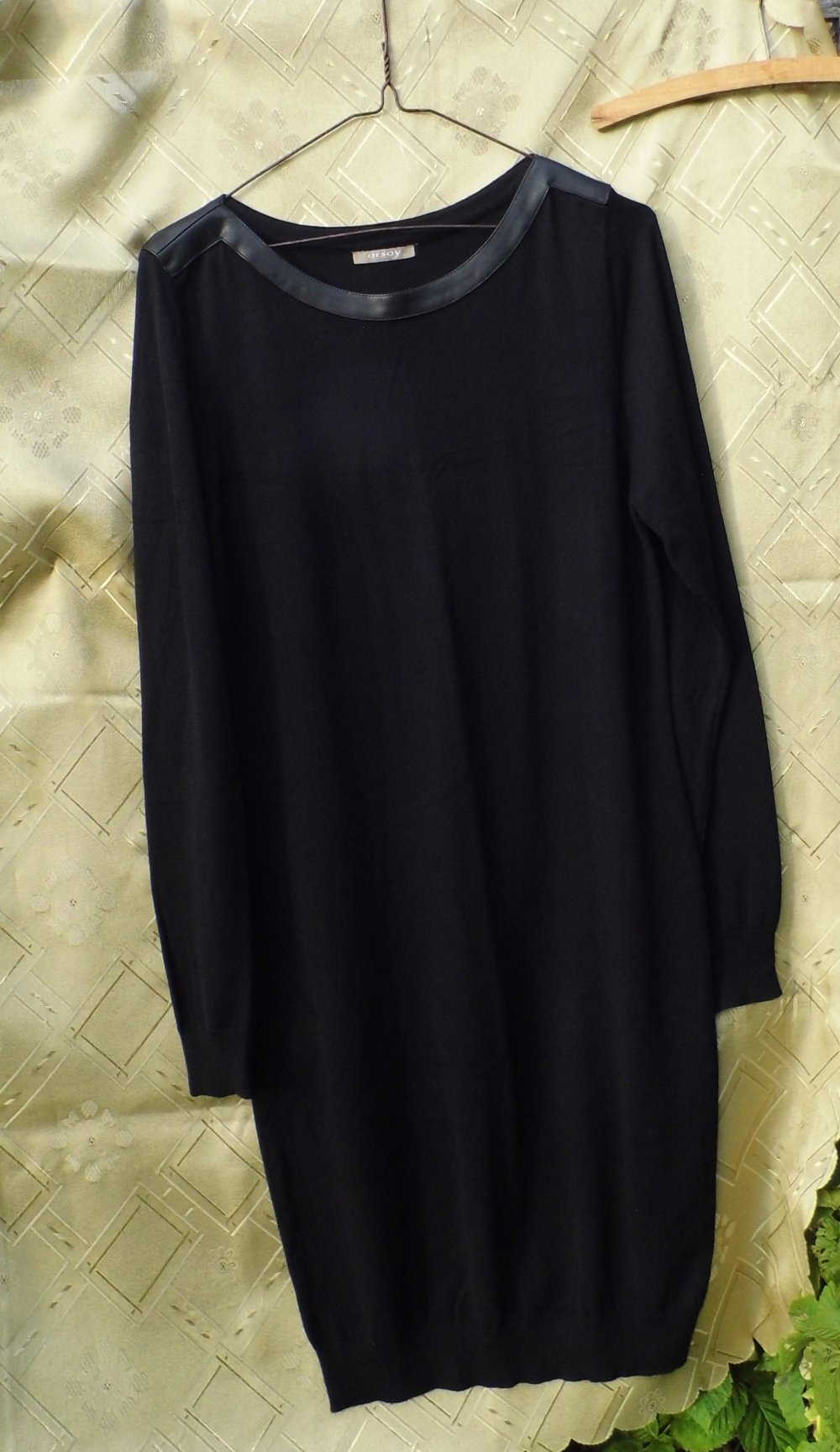 Smartes Kleid mit Lederumrandung