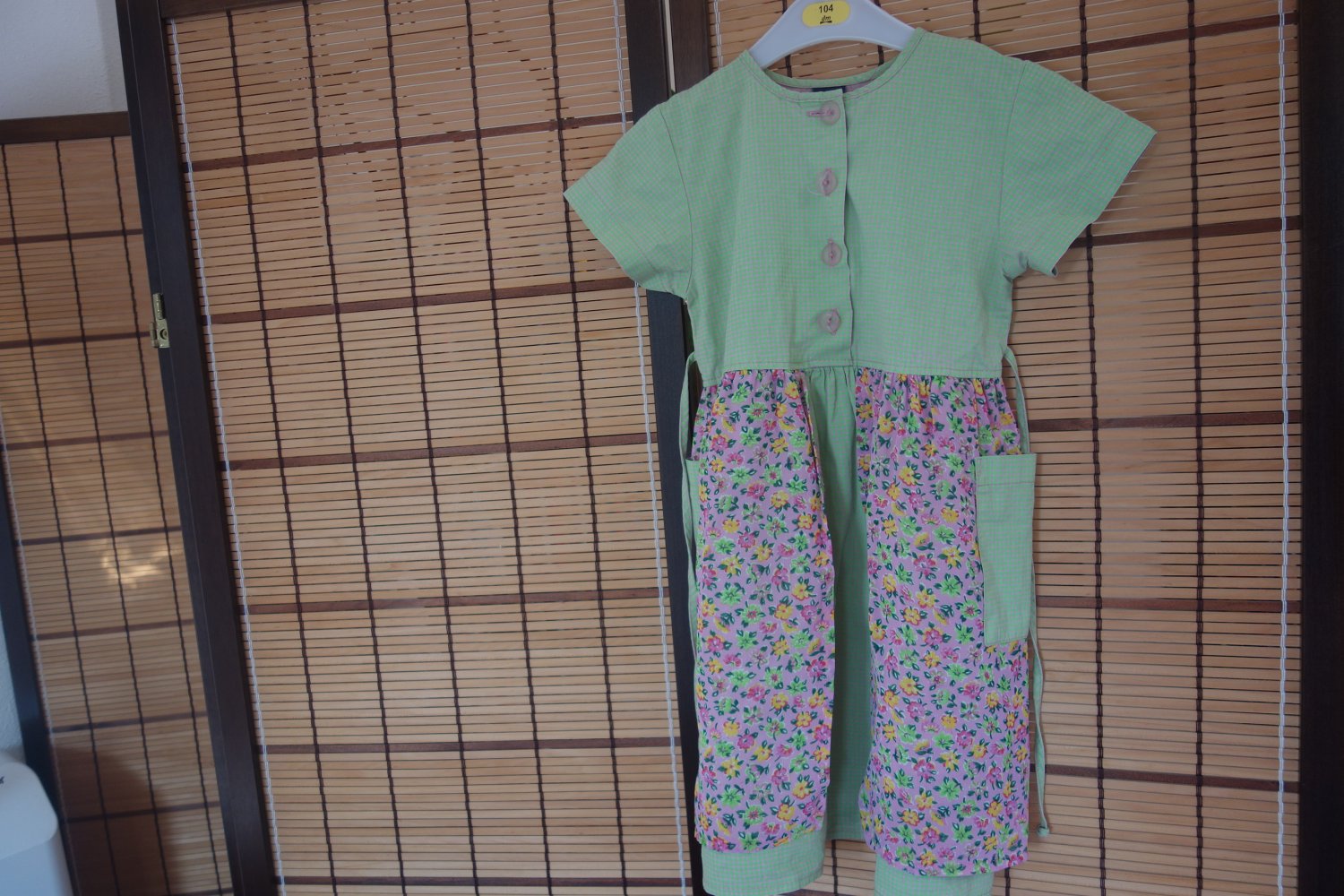 Kleid hellgrün geblümt mikado 98 100% Baumwolle rosa geknöpft