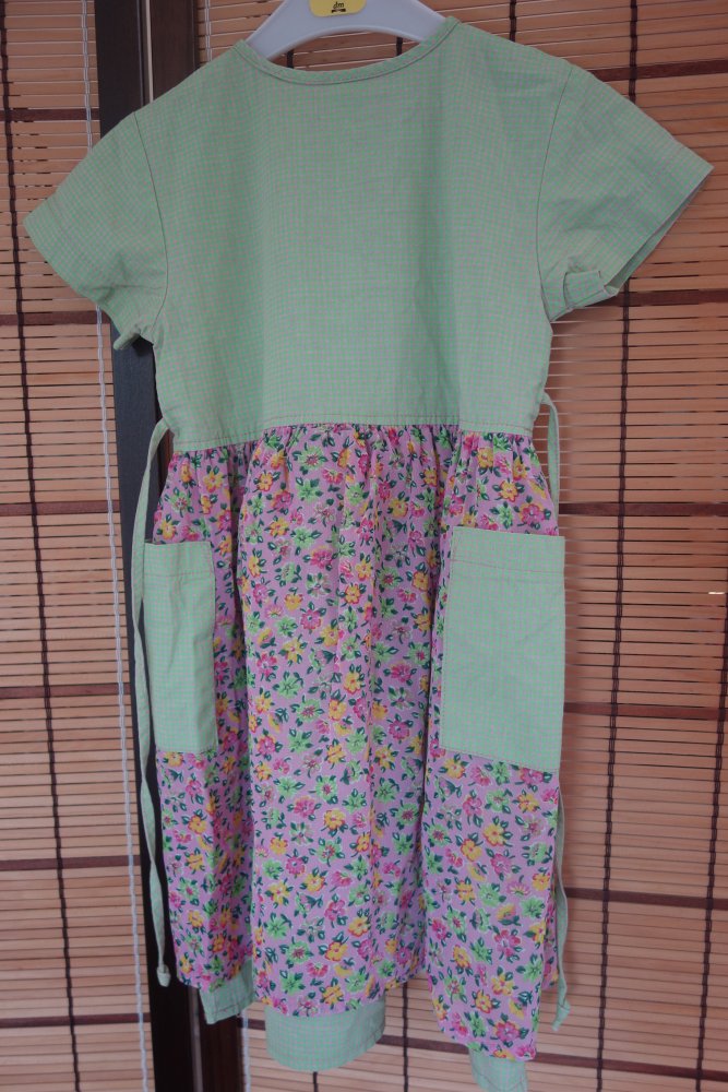 Kleid hellgrün geblümt mikado 98 100% Baumwolle rosa geknöpft