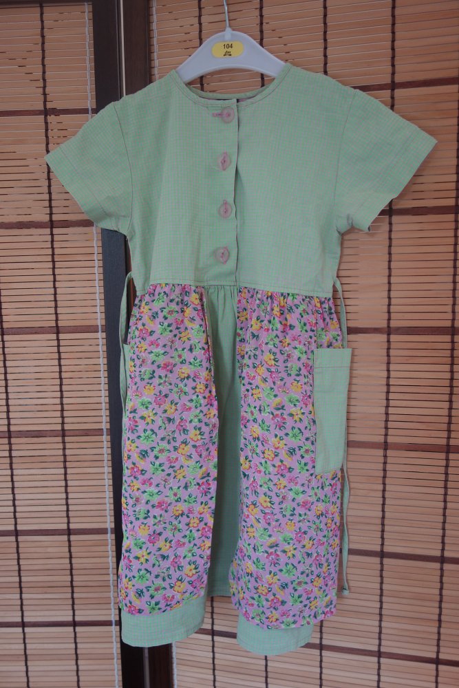 Kleid hellgrün geblümt mikado 98 100% Baumwolle rosa geknöpft