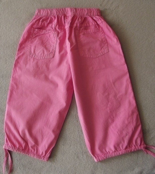 Sehr schöne leichte rosa Hose mit süßer Stickerei 