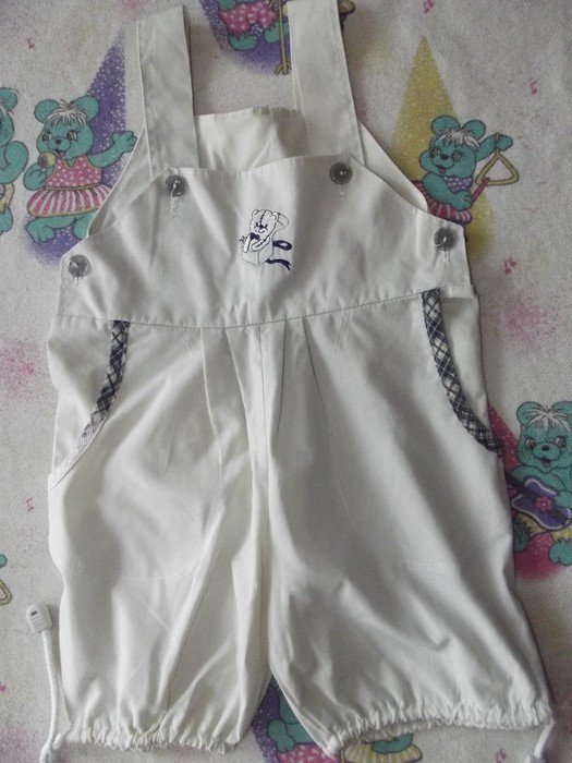 Schöne Latzhose und Shirt von Tüpfel 