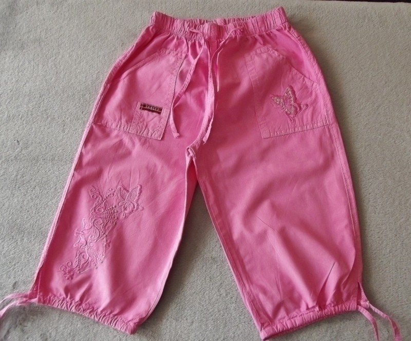 Sehr schöne leichte rosa Hose mit süßer Stickerei 