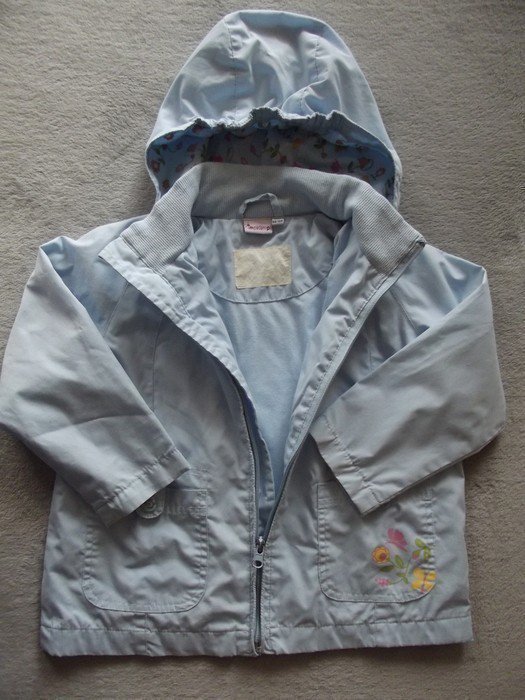 Süßes leichtes Übergangs-Jäckchen mit Kapuze