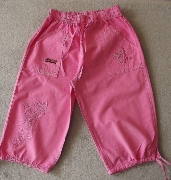 Sehr schöne leichte rosa Hose mit süßer Stickerei 
