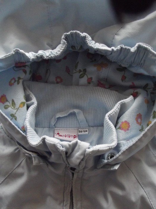 Süßes leichtes Übergangs-Jäckchen mit Kapuze