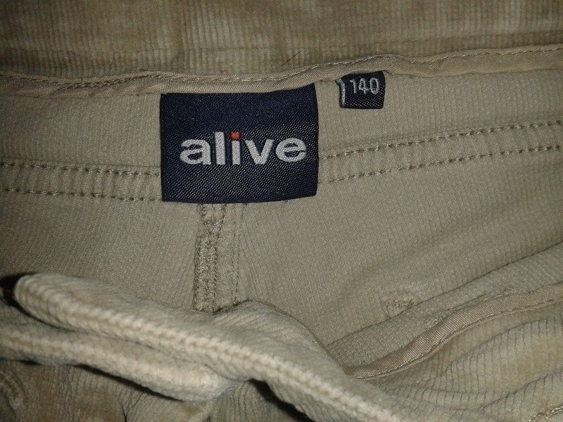 Schöne Cordhose mit weitem Schlag Gr. 140 