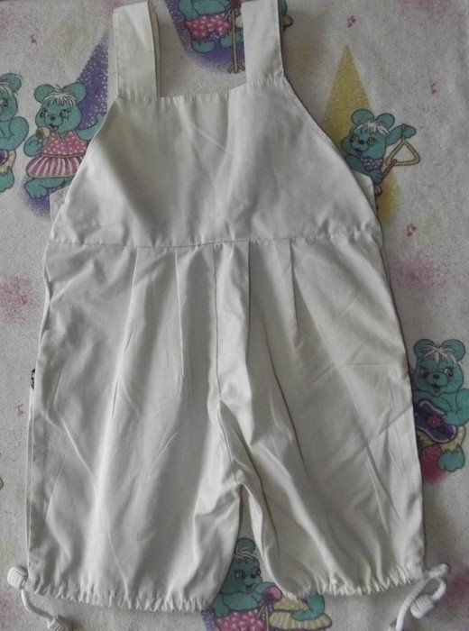 Schöne Latzhose und Shirt von Tüpfel 