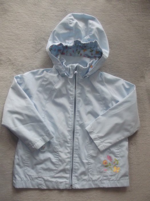 Süßes leichtes Übergangs-Jäckchen mit Kapuze