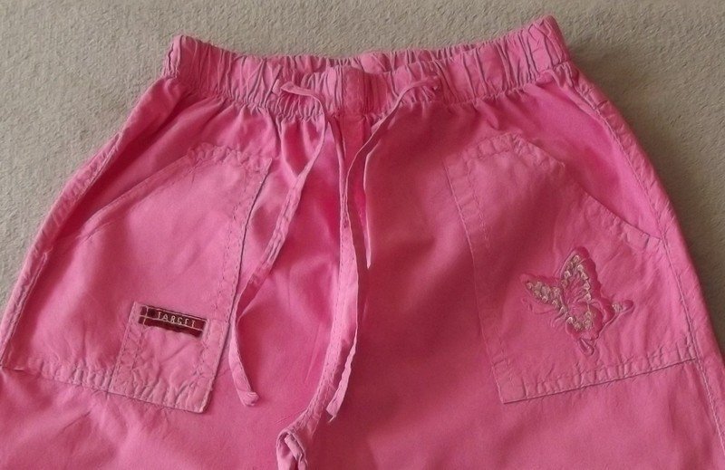 Sehr schöne leichte rosa Hose mit süßer Stickerei 