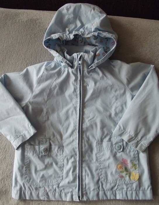 Süßes leichtes Übergangs-Jäckchen mit Kapuze