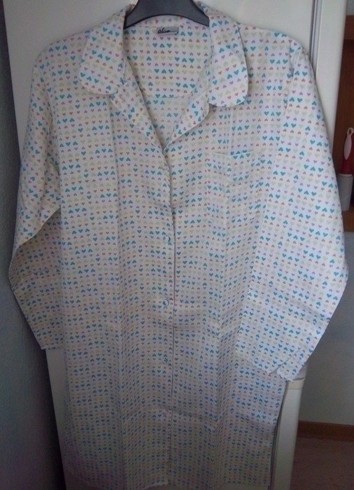 Super schönes Nachthemd Weiß mit bunten Herzchen 