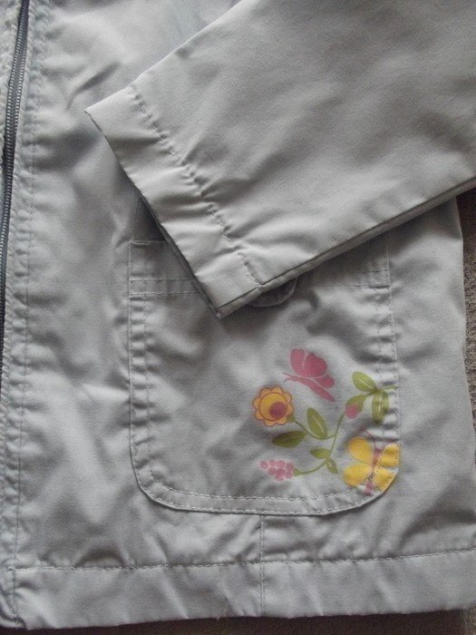 Süßes leichtes Übergangs-Jäckchen mit Kapuze