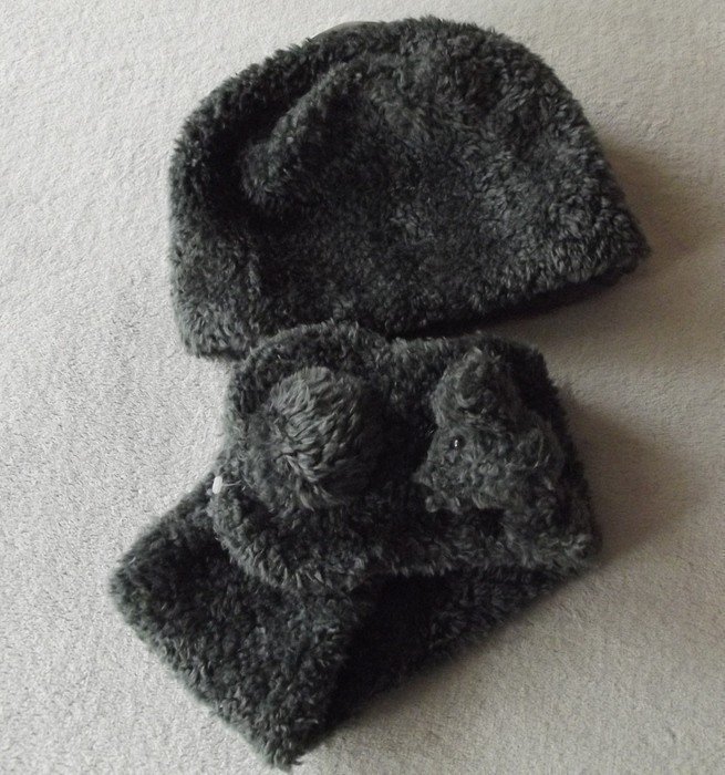 Sehr schöne Mütze mit passendem Schal 