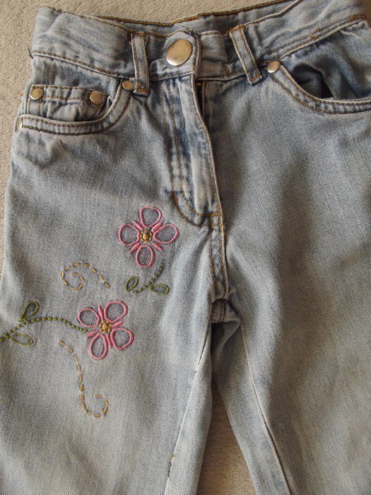 Sehr schöne Jeans mit Stickerei
