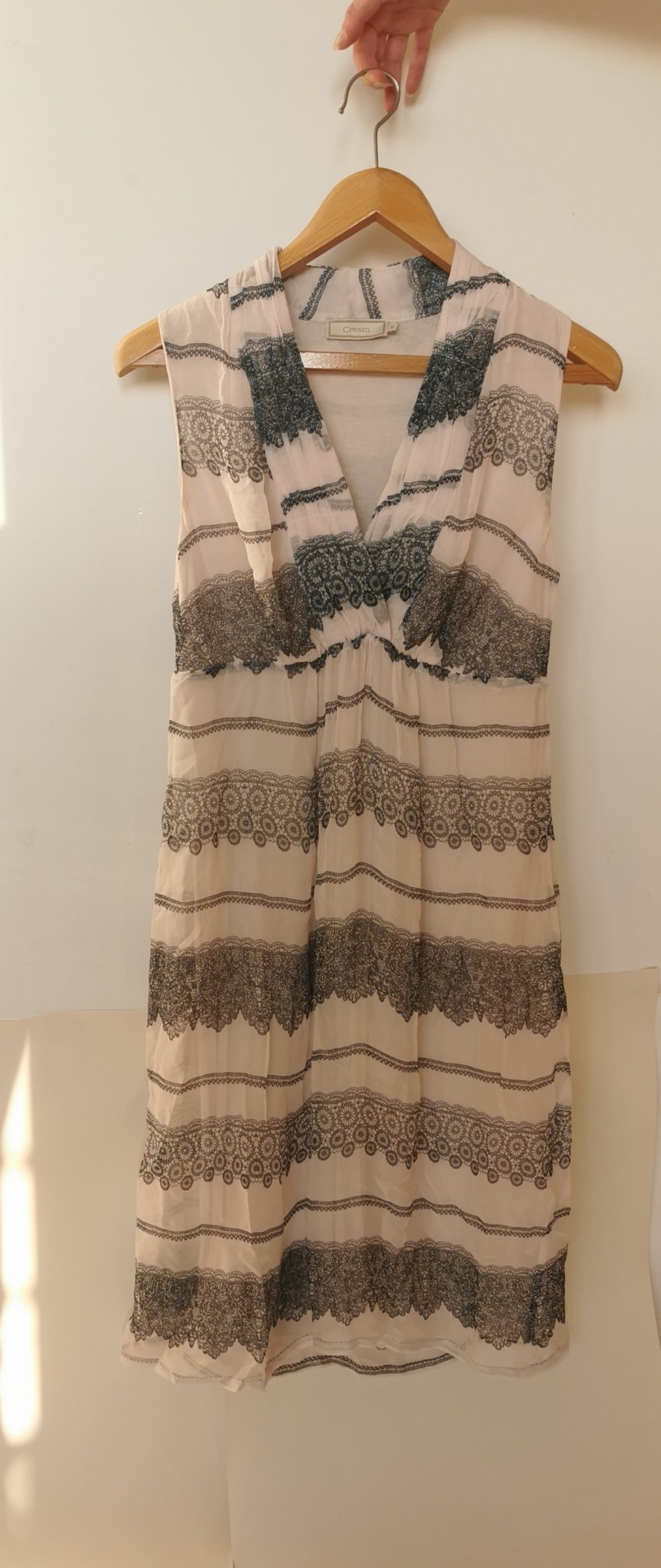 Mittellanges Kleid mit Muster 