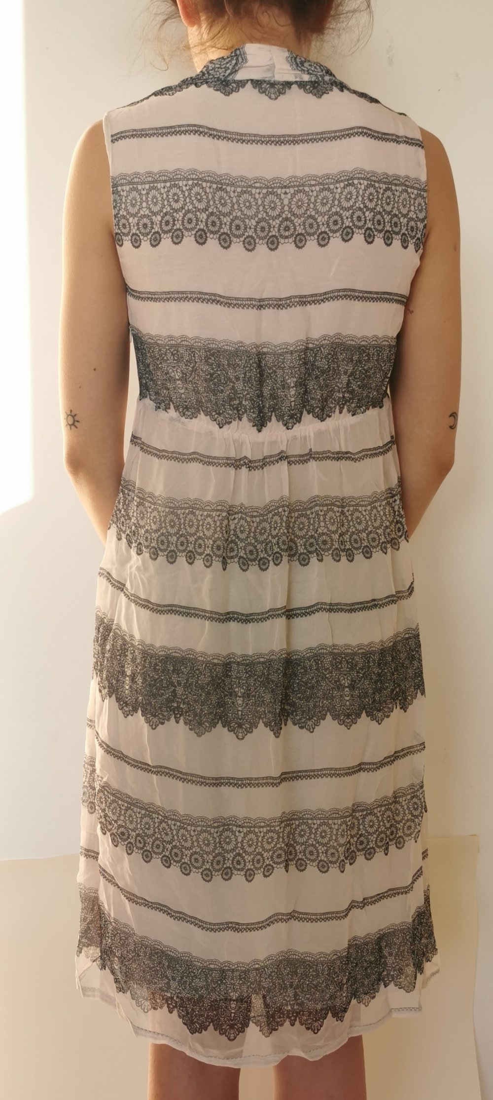 Mittellanges Kleid mit Muster 