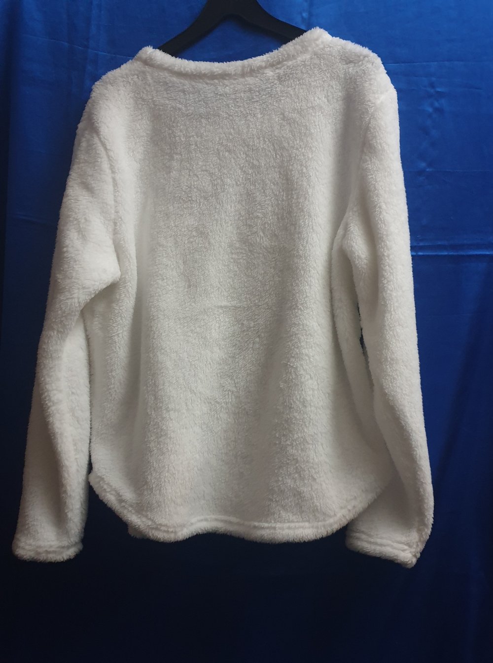 Flauschiger Pulli Gr. XL 48/50 mit  Herz in Weiß
