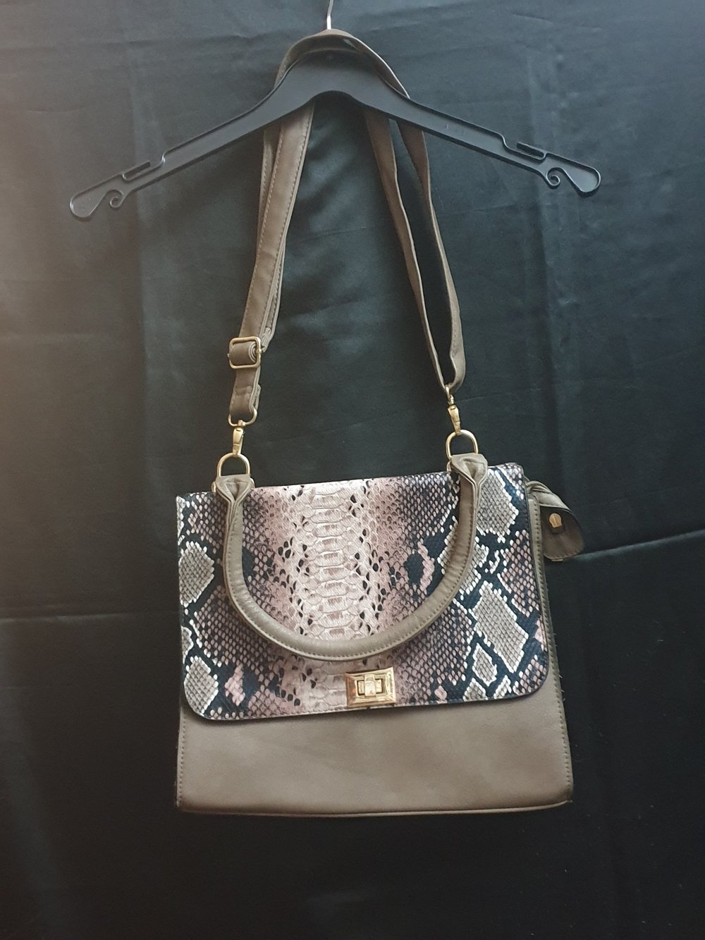 Tasche in Schlangenoptik