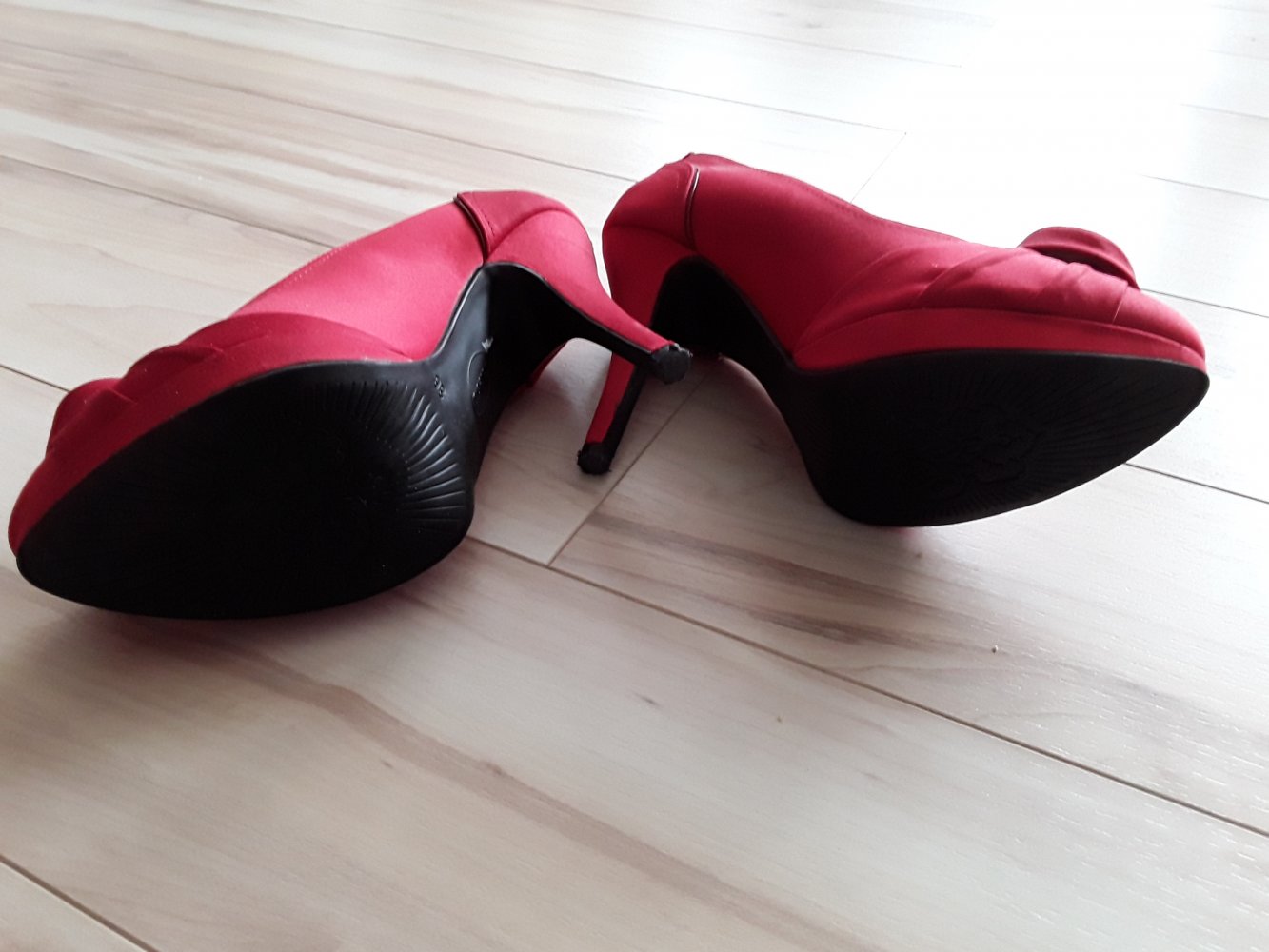 Rote Pumps mit Rosenapplikation