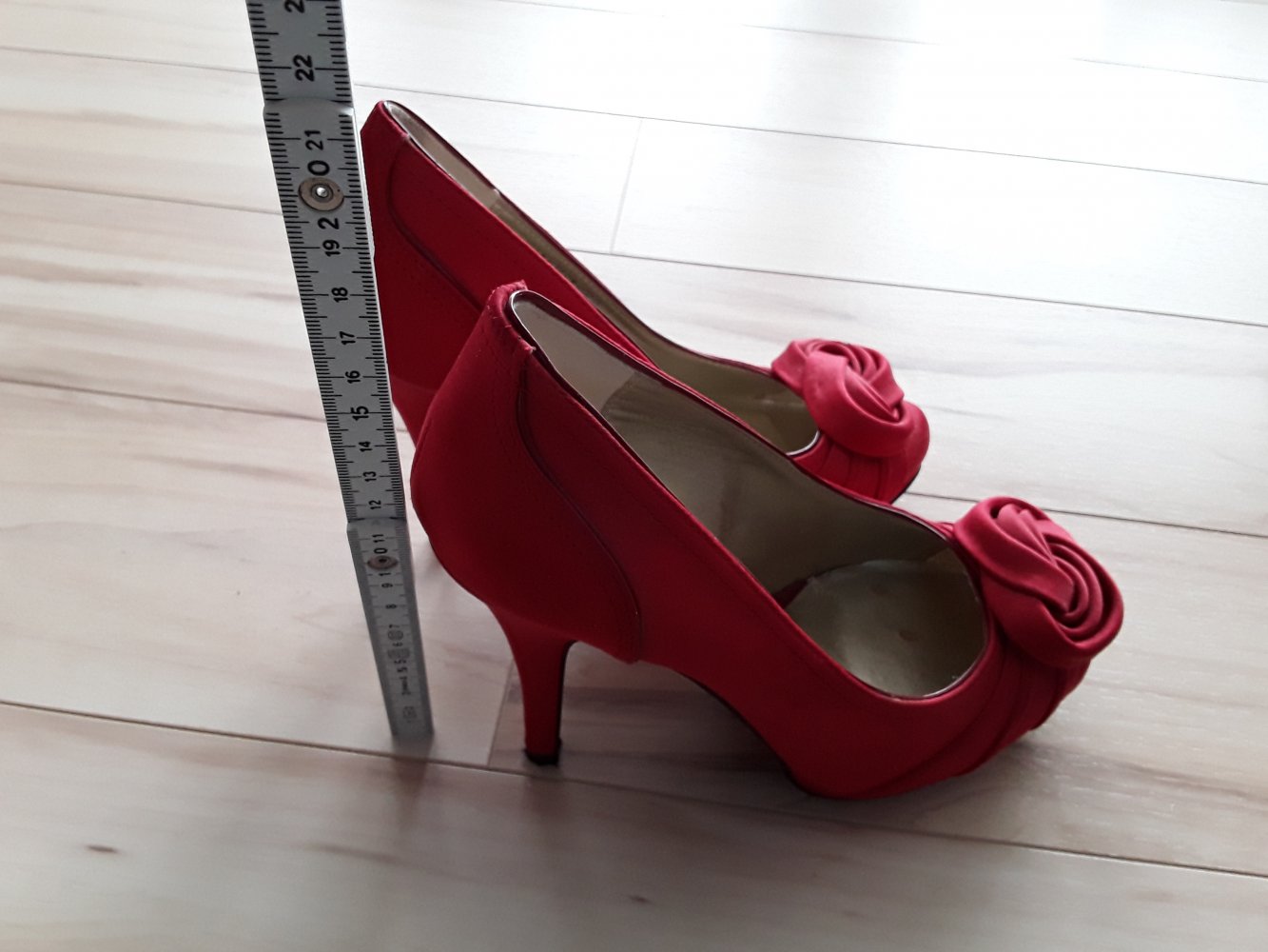 Rote Pumps mit Rosenapplikation