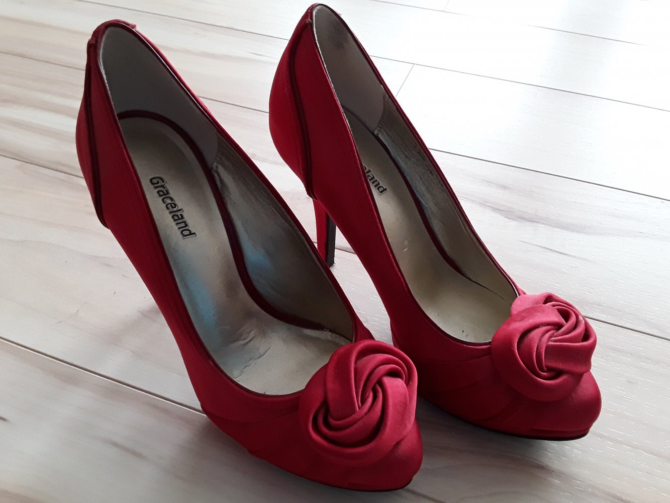 Rote Pumps mit Rosenapplikation