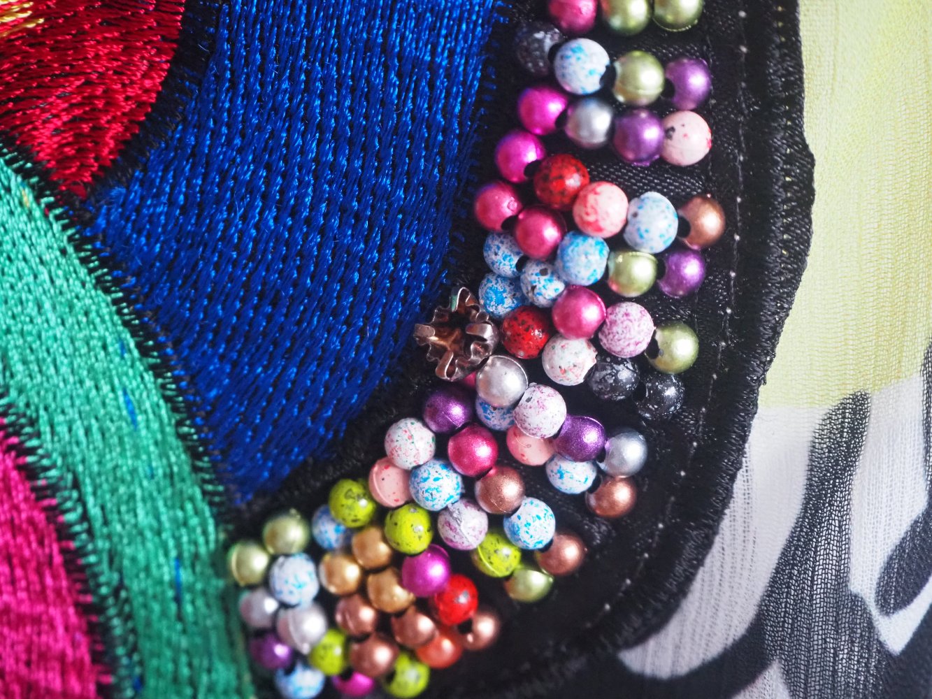 buntes, gemustertes Kleid 