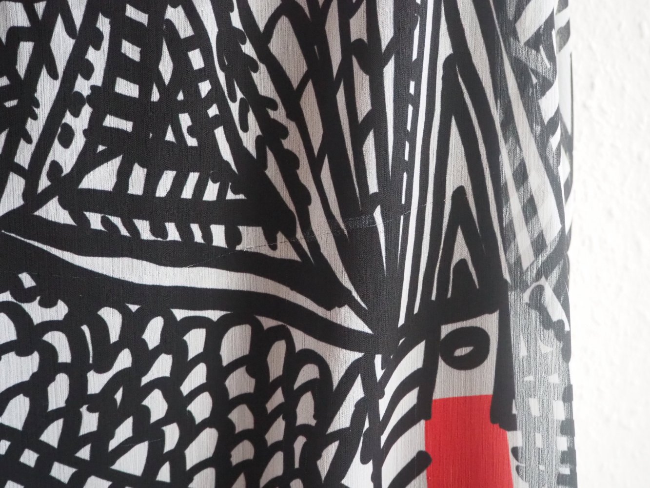 buntes, gemustertes Kleid 