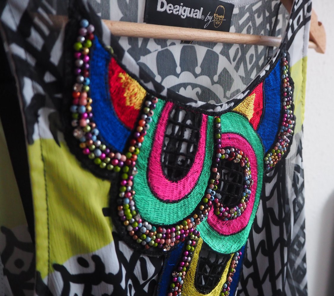 buntes, gemustertes Kleid 