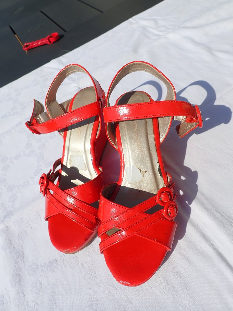 Passender Schuh zum roten Kleid